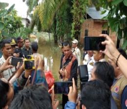 Pj Walikota Pekanbaru, Muflihun meninjau rumah warga kebanjiran (foto/mat)